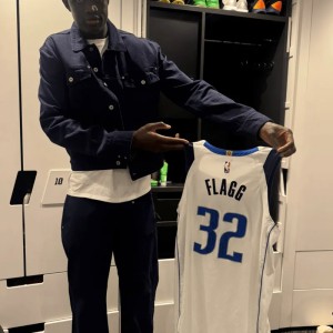 如意体育app-大学队友！马卢阿奇赛后展示弗拉格送给他的比赛球衣