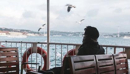 政府工作报告明确支持推广春秋假！多地中小学生将在4月1日首批“喜提”春假，成都出发飞丽江、三亚机票量已激增5倍